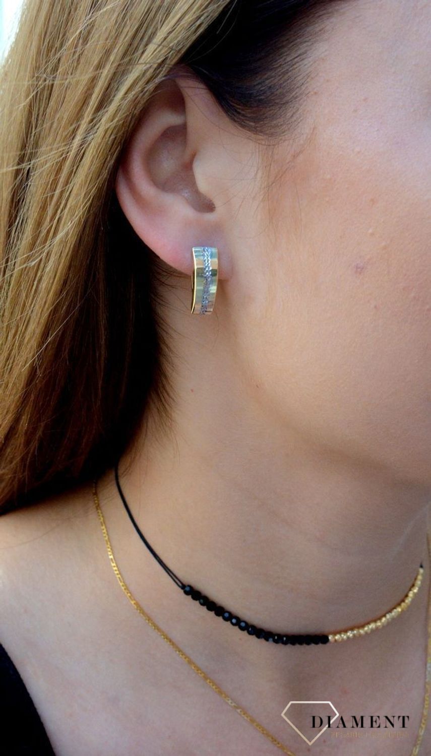 Kolczyki złote przy uchu 333 'Złote blaszki grawerowane z białym złotem' KL 6857B 333. Eleganckie, złote kolczyki  w formie grawerowanej blaszki wykonane z próby złota 333 o wadze około 1,55 g. Ich kształt jest uniwersalny..jpg